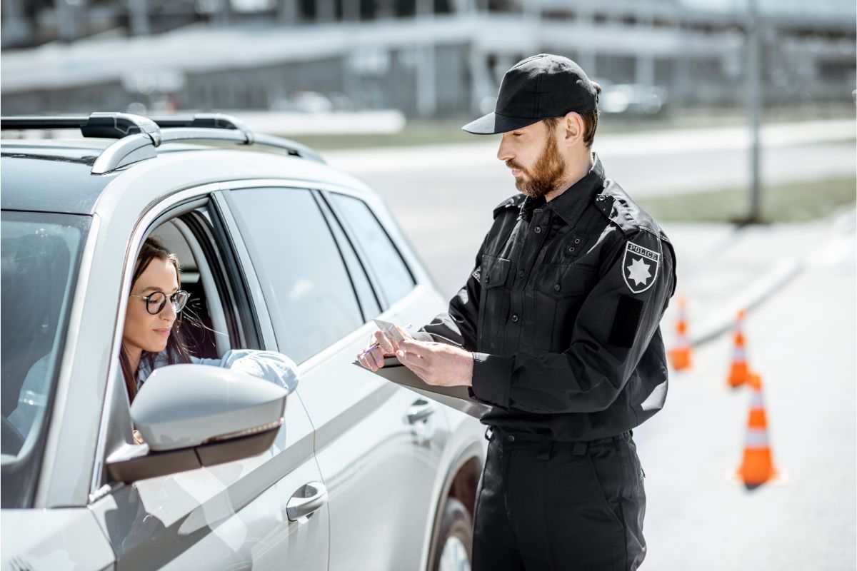 Poliziotto fa la multa