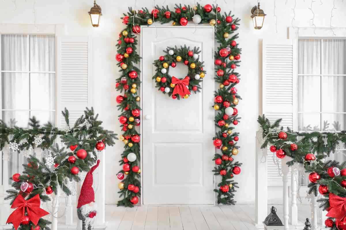 Porta di casa decorata per Natale