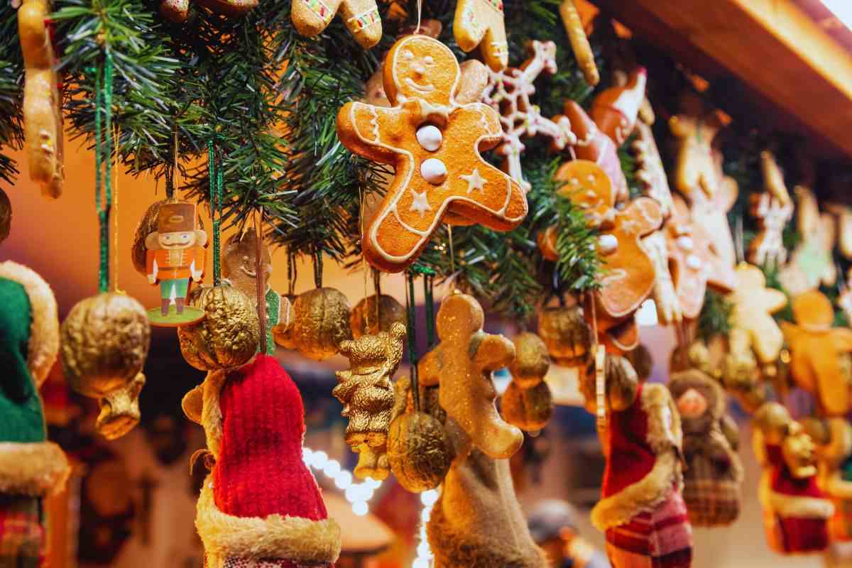 un albero di natale con biscotti e decorazioni