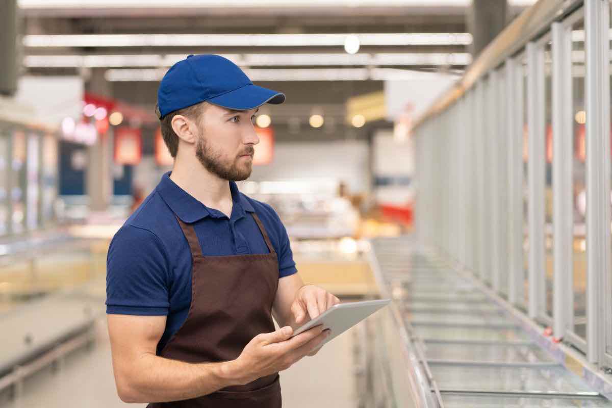 Ragazzo all'interno di un supermercato